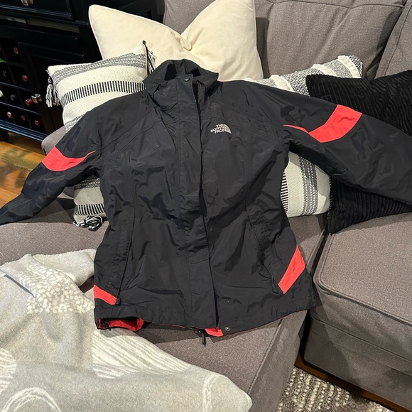 The North Face women’s Black and Red Jacket size Medium - Picture 2 of 4